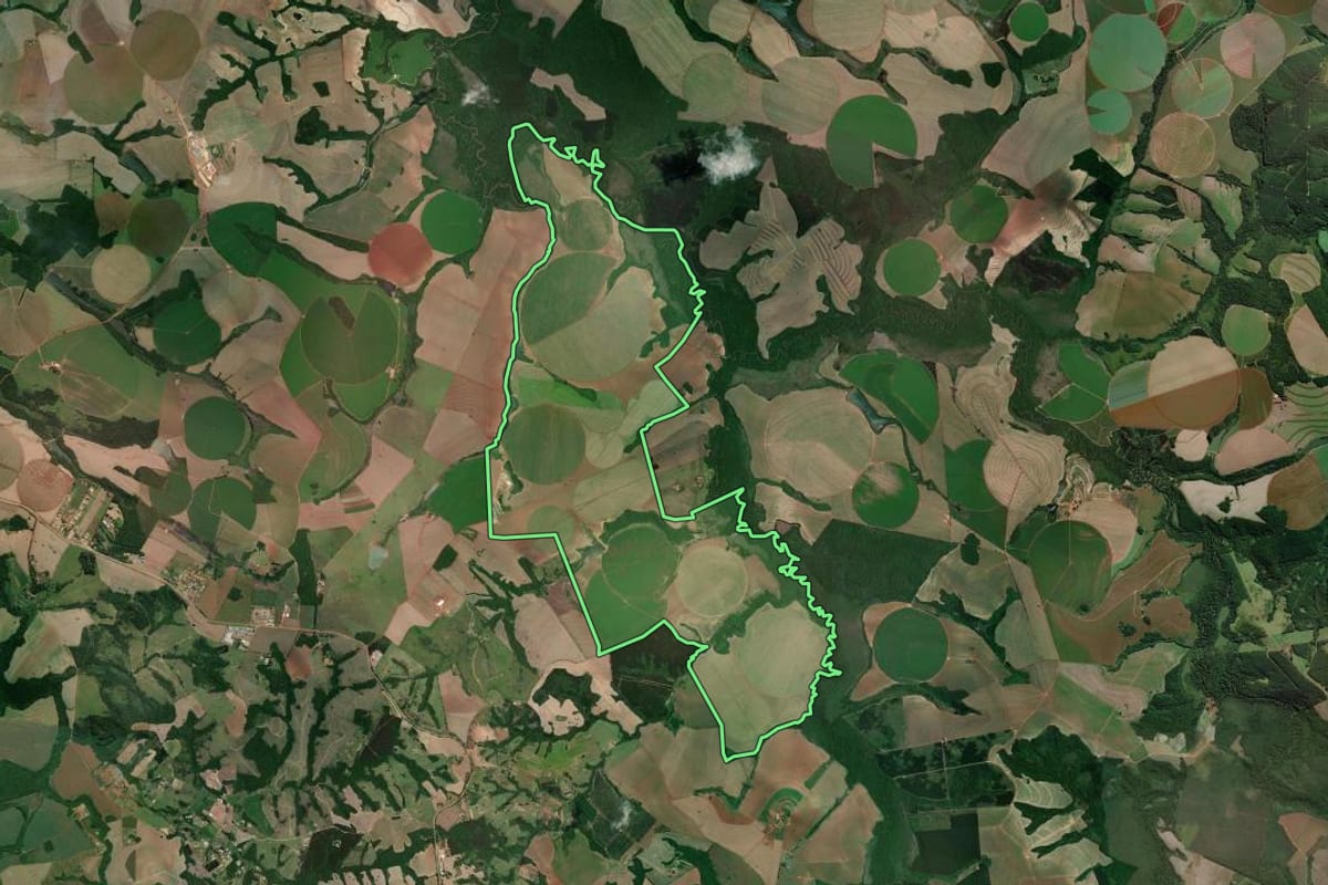 Imagem de satélite do imóvel rural em Itaberá (SP), com o contorno declarado no CAR desenhado por cima.