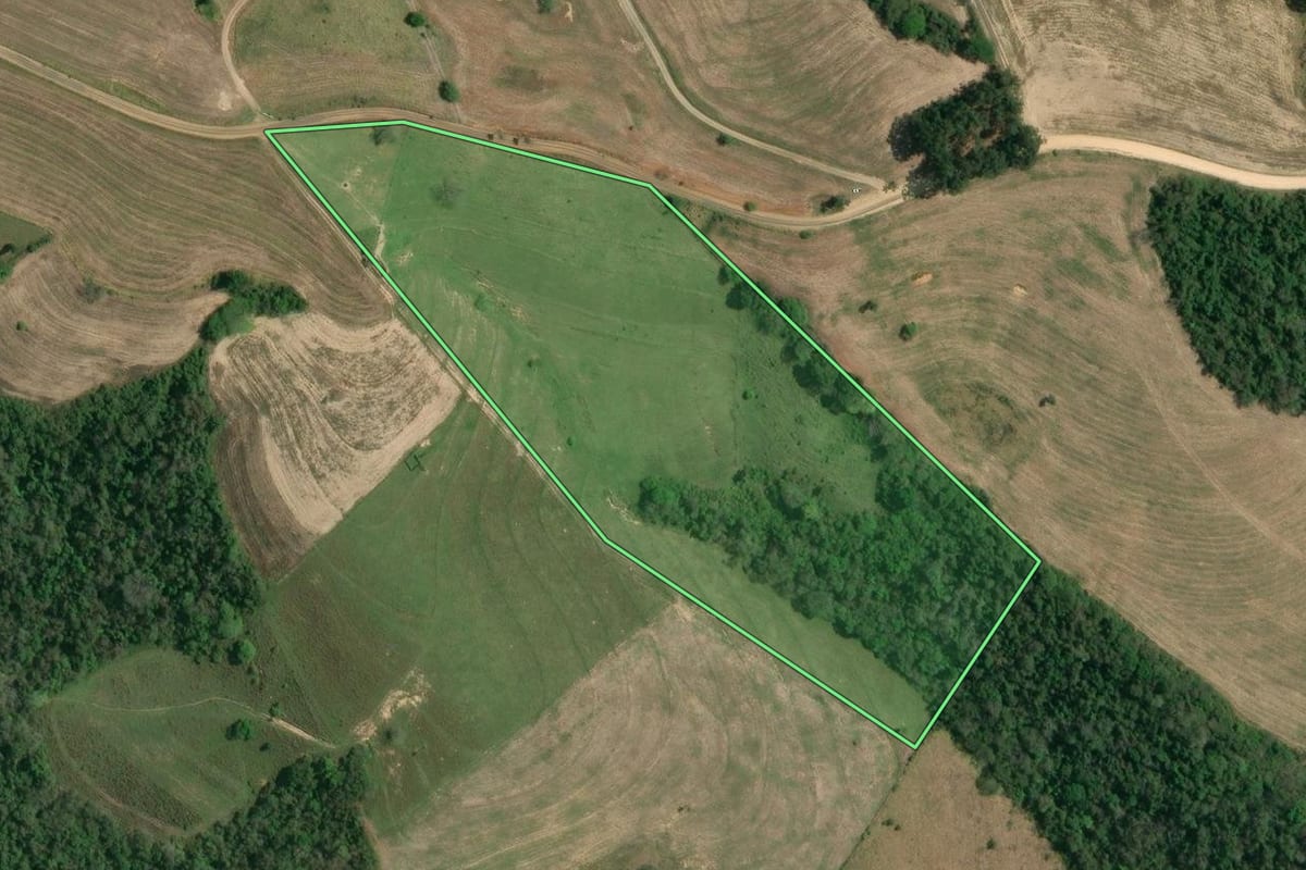 Imagem de satélite do imóvel rural em Itaberá (SP), com o contorno declarado no CAR desenhado por cima.