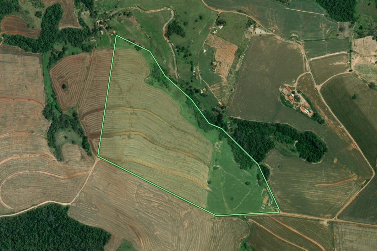 Imagem de satélite do imóvel rural em Itaberá (SP), com o contorno declarado no CAR desenhado por cima.