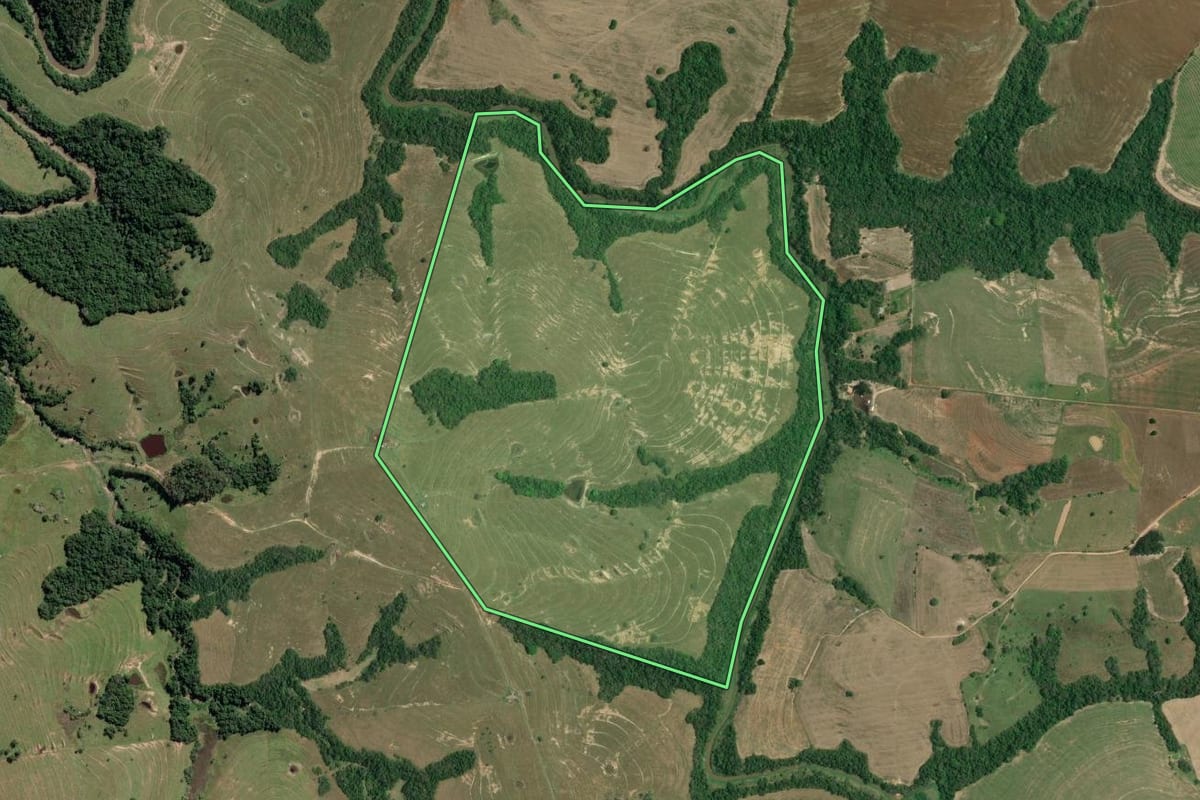Imagem de satélite do imóvel rural em Itaberá (SP), com o contorno declarado no CAR desenhado por cima.