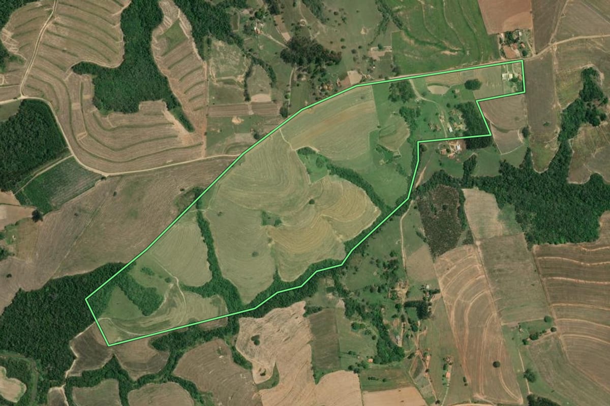 Imagem de satélite do imóvel rural em Itaberá (SP), com o contorno declarado no CAR desenhado por cima.