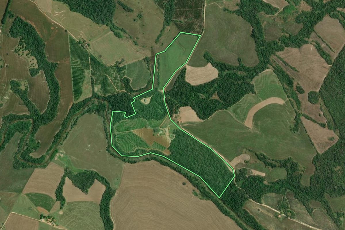 Imagem de satélite do imóvel rural em Itaberá (SP), com o contorno declarado no CAR desenhado por cima.
