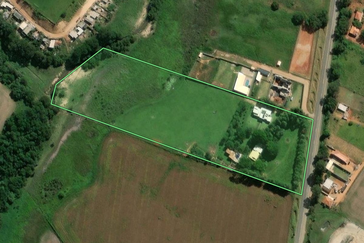 Imagem de satélite do imóvel rural em Itaberá (SP), com o contorno declarado no CAR desenhado por cima.