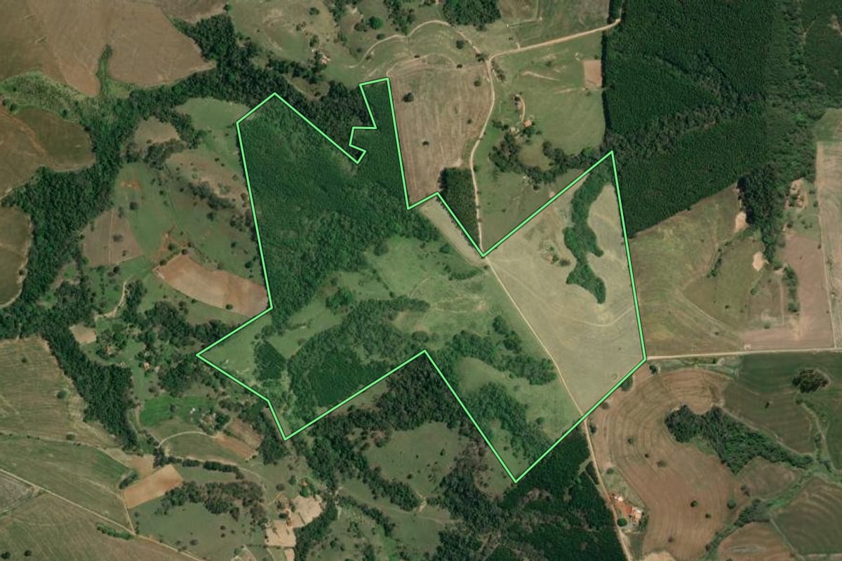 Imagem de satélite do imóvel rural em Itaberá (SP), com o contorno declarado no CAR desenhado por cima.