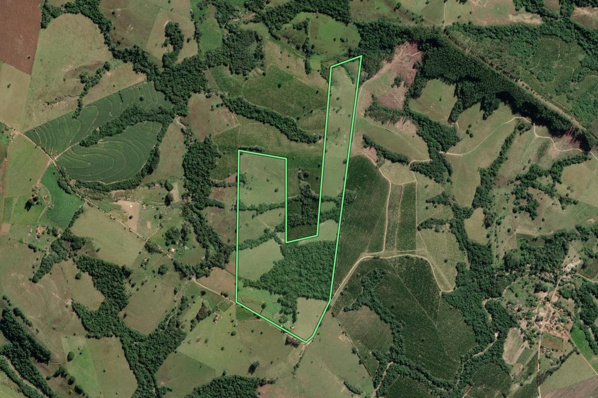 Imagem de satélite do imóvel rural em Itaberá (SP), com o contorno declarado no CAR desenhado por cima.
