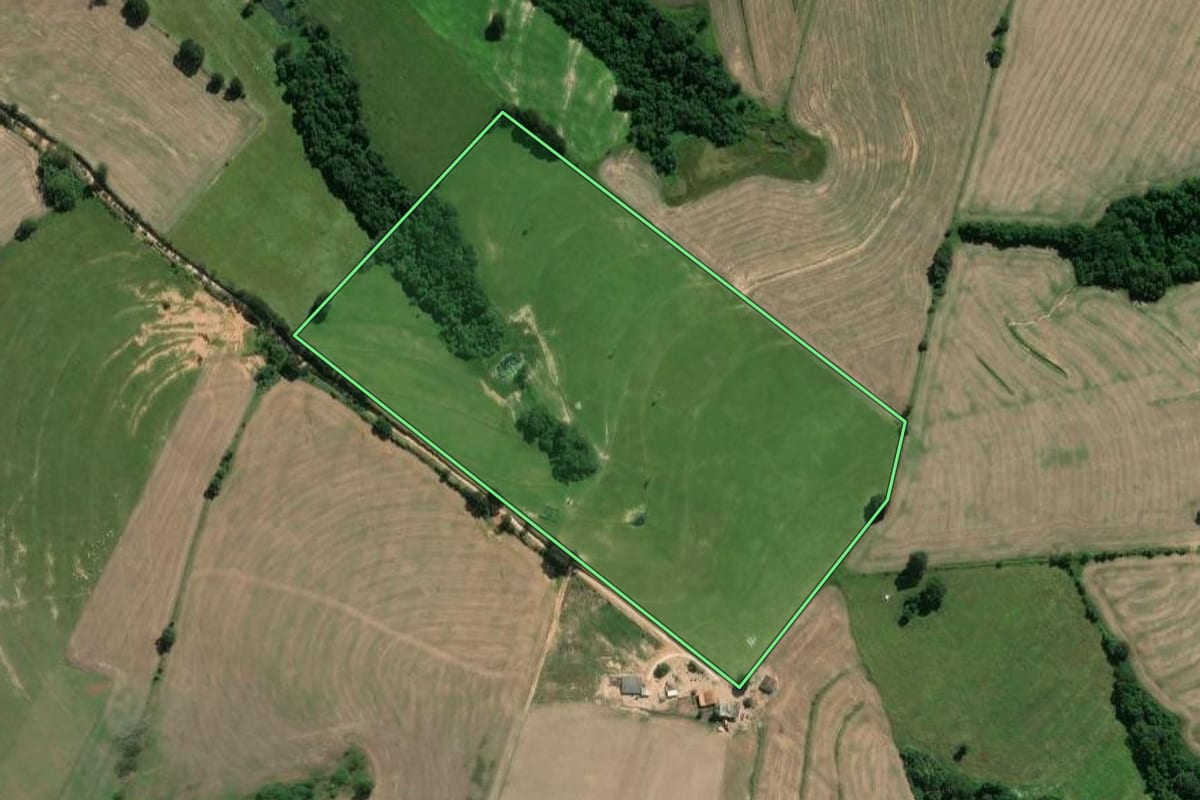 Imagem de satélite do imóvel rural em Itaberá (SP), com o contorno declarado no CAR desenhado por cima.