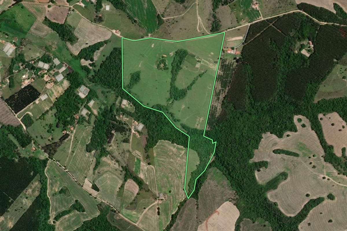 Imagem de satélite do imóvel rural em Itaberá (SP), com o contorno declarado no CAR desenhado por cima.