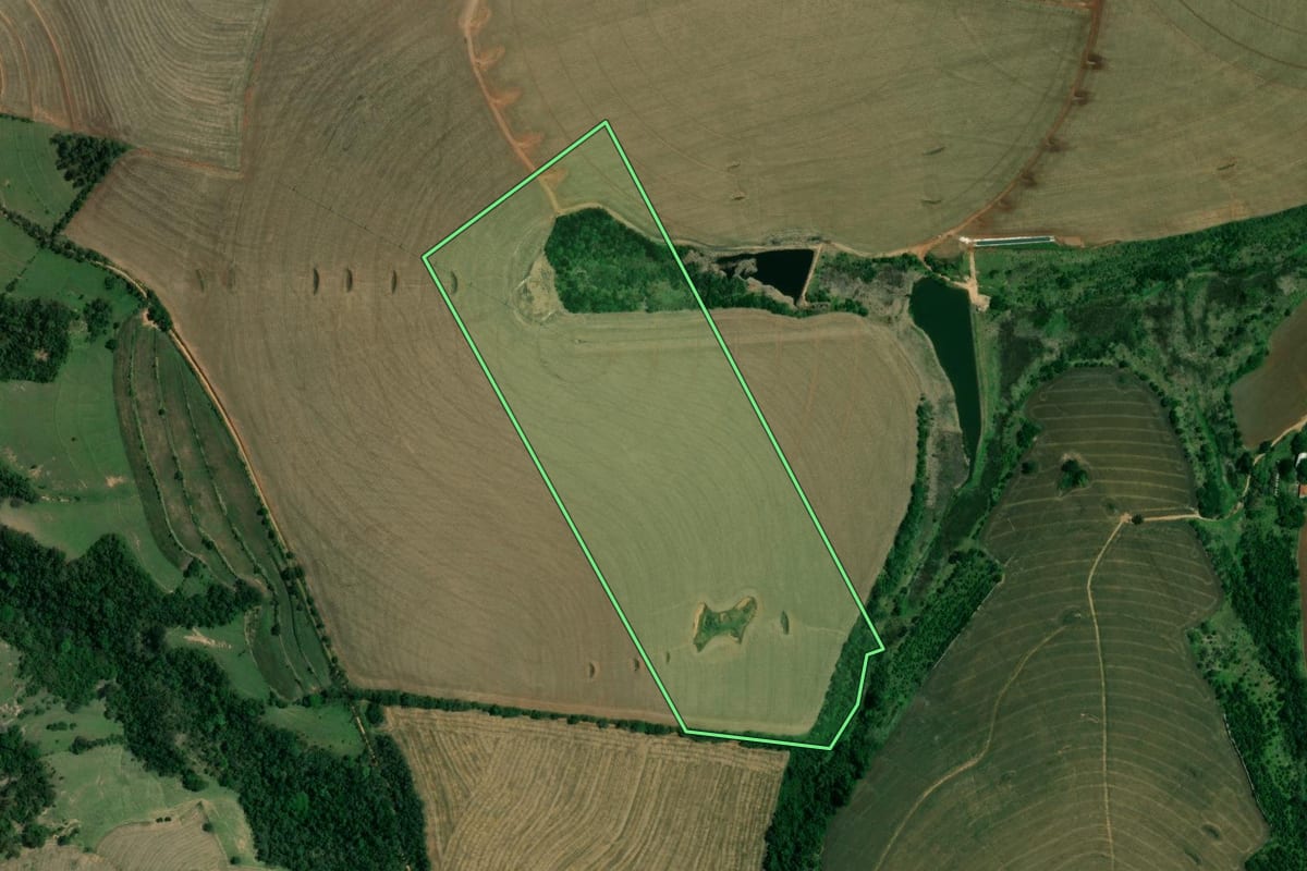Imagem de satélite do imóvel rural em Itaberá (SP), com o contorno declarado no CAR desenhado por cima.