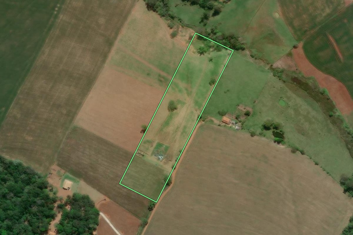 Imagem de satélite do imóvel rural em Itaberá (SP), com o contorno declarado no CAR desenhado por cima.