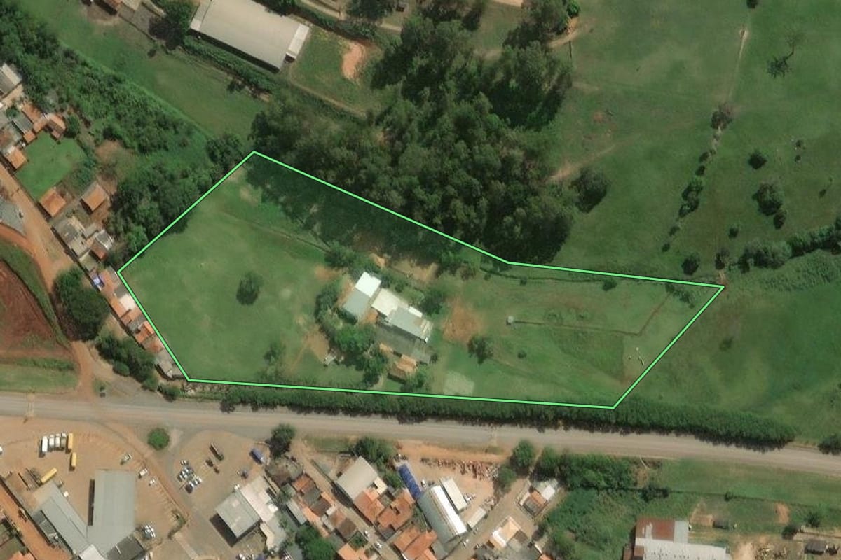 Imagem de satélite do imóvel rural em Itaberá (SP), com o contorno declarado no CAR desenhado por cima.