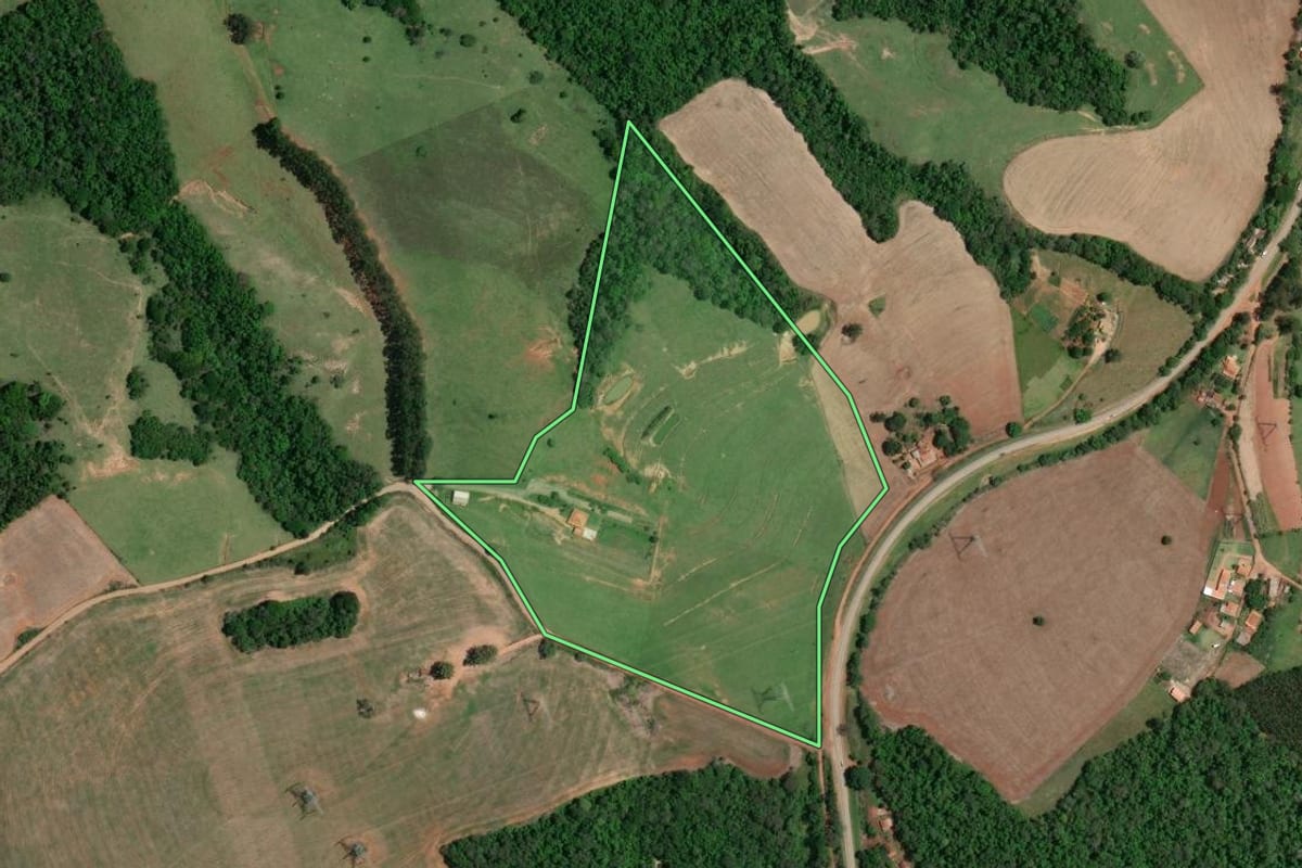 Imagem de satélite do imóvel rural em Itaberá (SP), com o contorno declarado no CAR desenhado por cima.