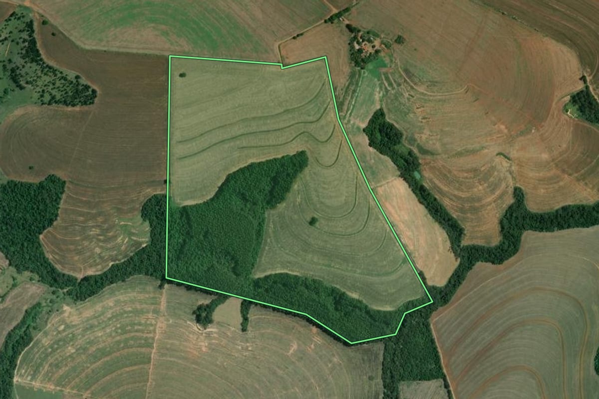 Imagem de satélite do imóvel rural em Itaberá (SP), com o contorno declarado no CAR desenhado por cima.