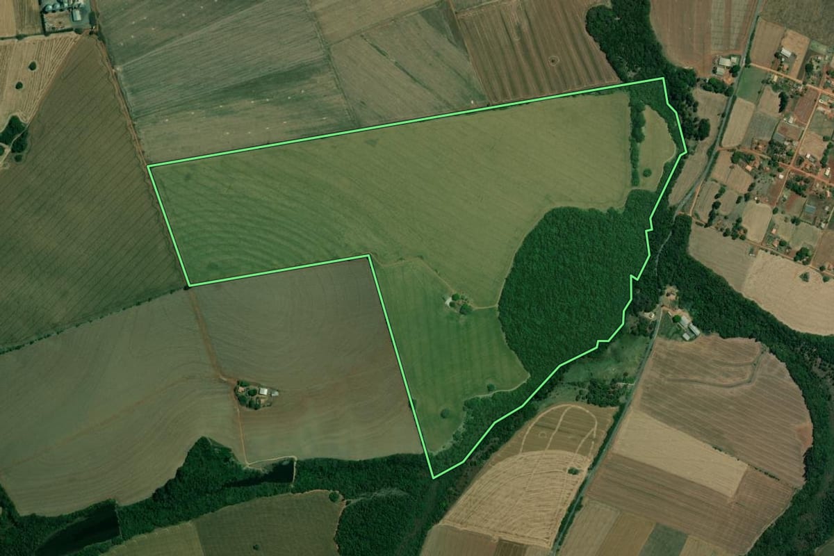 Imagem de satélite do imóvel rural em Itaberá (SP), com o contorno declarado no CAR desenhado por cima.