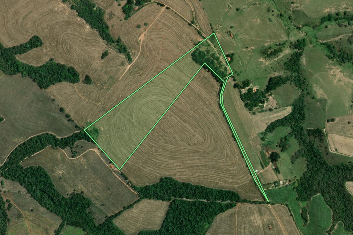 Imagem de satélite do imóvel rural em Itaberá (SP), com o contorno declarado no CAR desenhado por cima.