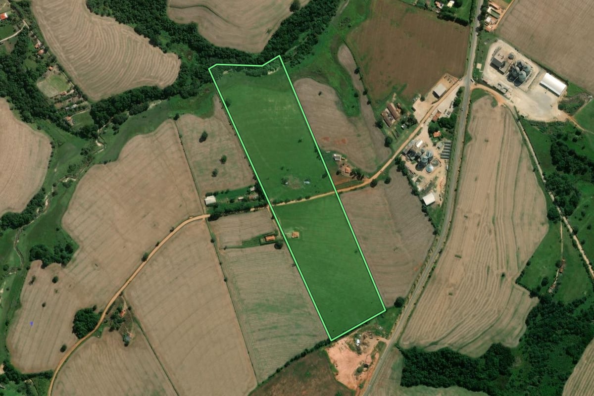 Imagem de satélite do imóvel rural em Itaberá (SP), com o contorno declarado no CAR desenhado por cima.