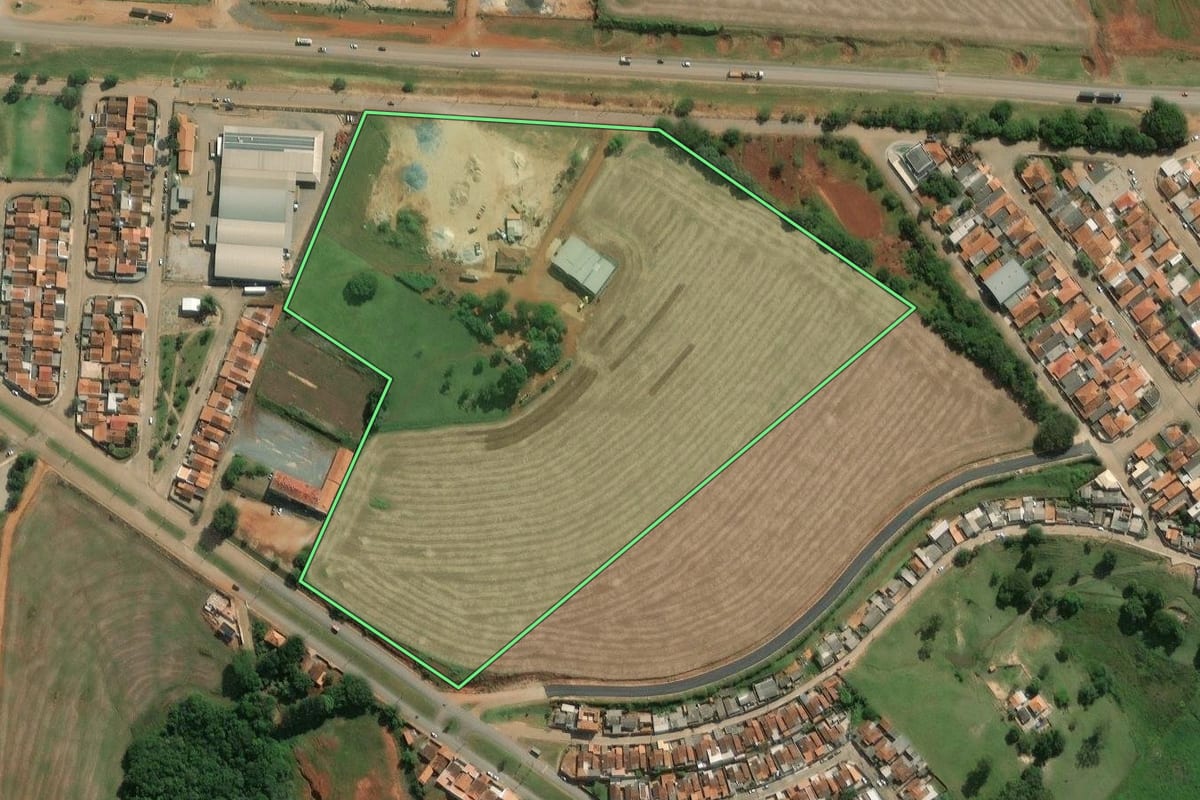 Imagem de satélite do imóvel rural em Itaberá (SP), com o contorno declarado no CAR desenhado por cima.