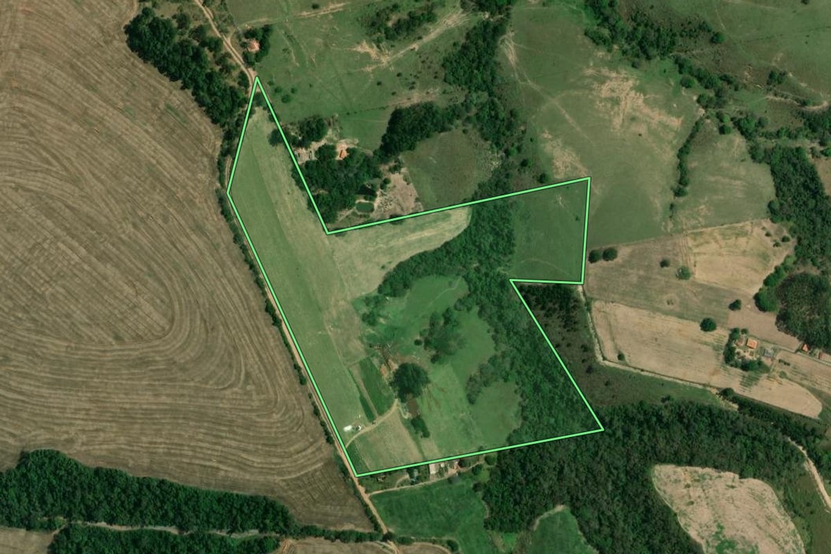 Imagem de satélite do imóvel rural em Itaberá (SP), com o contorno declarado no CAR desenhado por cima.