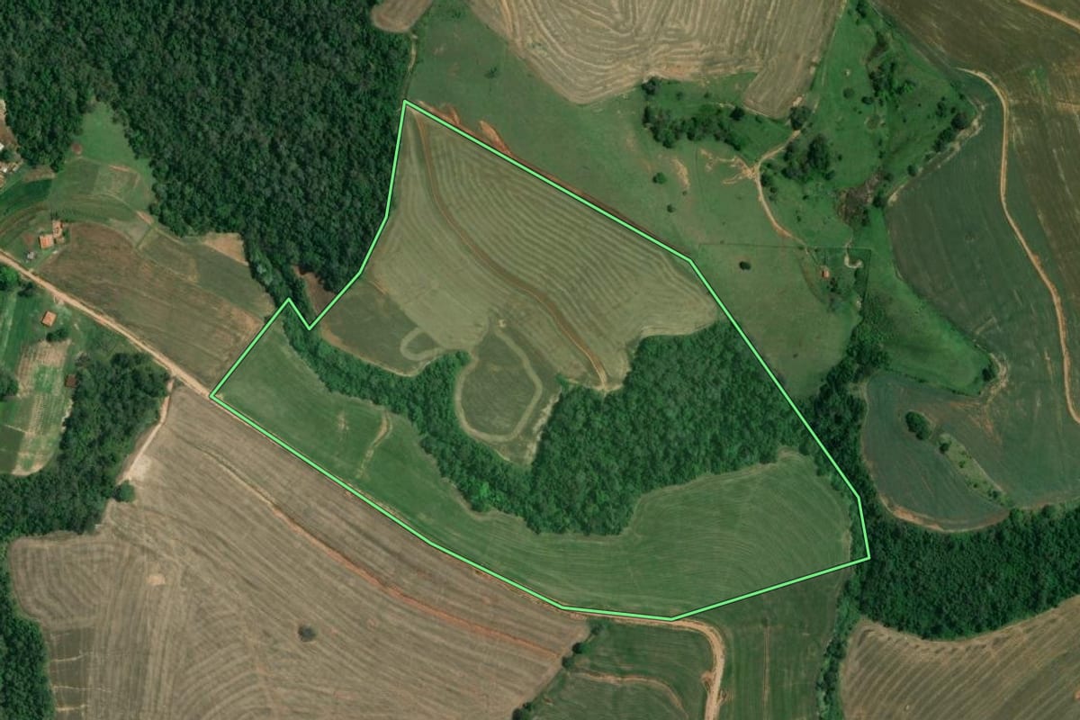 Imagem de satélite do imóvel rural em Itaberá (SP), com o contorno declarado no CAR desenhado por cima.