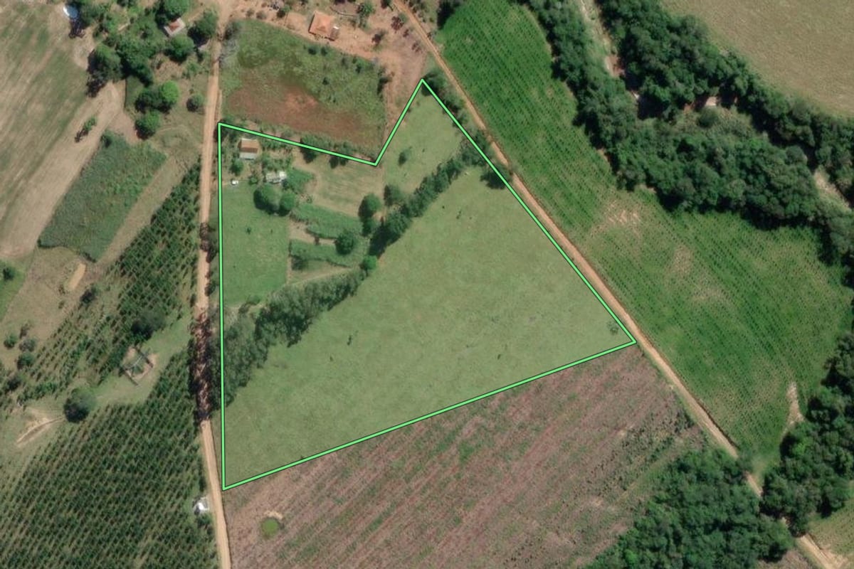 Imagem de satélite do imóvel rural em Itaberá (SP), com o contorno declarado no CAR desenhado por cima.