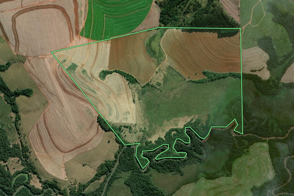 Imagem de satélite do imóvel rural em Itaberá (SP), com o contorno declarado no CAR desenhado por cima.