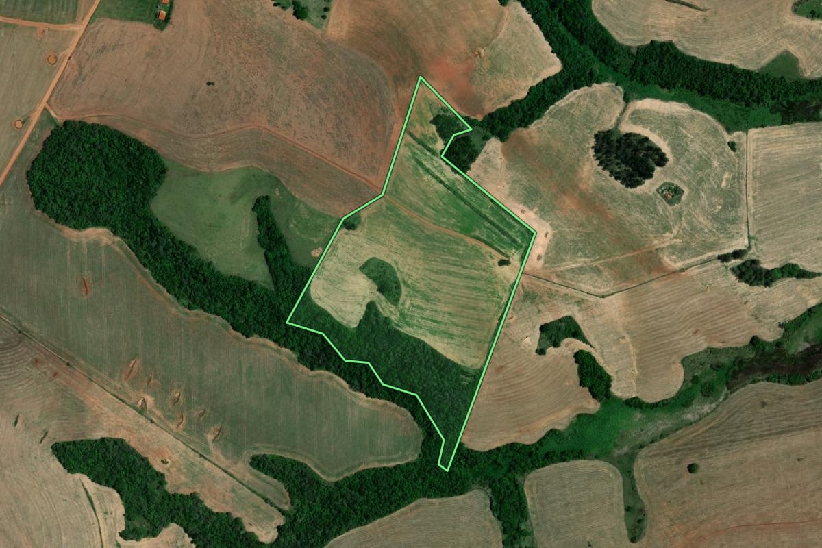 Imagem de satélite do imóvel rural em Itaberá (SP), com o contorno declarado no CAR desenhado por cima.