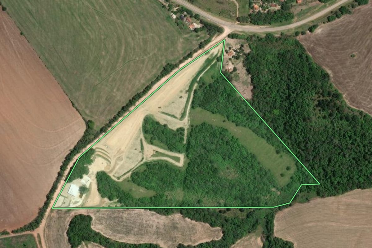 Imagem de satélite do imóvel rural em Itaberá (SP), com o contorno declarado no CAR desenhado por cima.