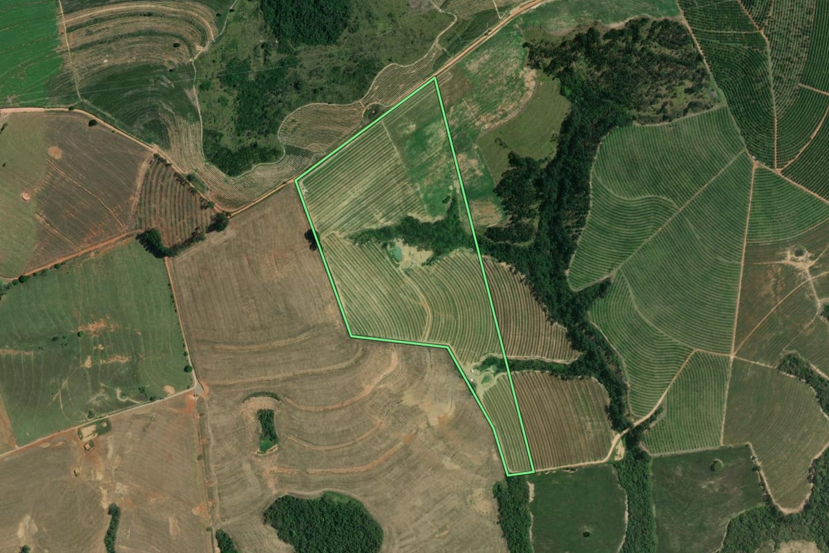 Imagem de satélite do imóvel rural em Itaberá (SP), com o contorno declarado no CAR desenhado por cima.
