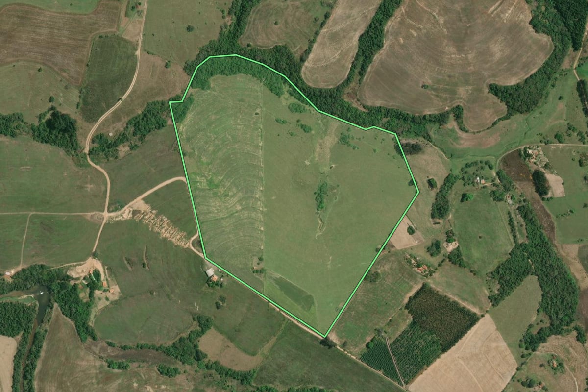 Imagem de satélite do imóvel rural em Itaberá (SP), com o contorno declarado no CAR desenhado por cima.