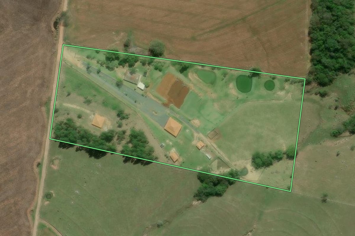 Imagem de satélite do imóvel rural em Itaberá (SP), com o contorno declarado no CAR desenhado por cima.