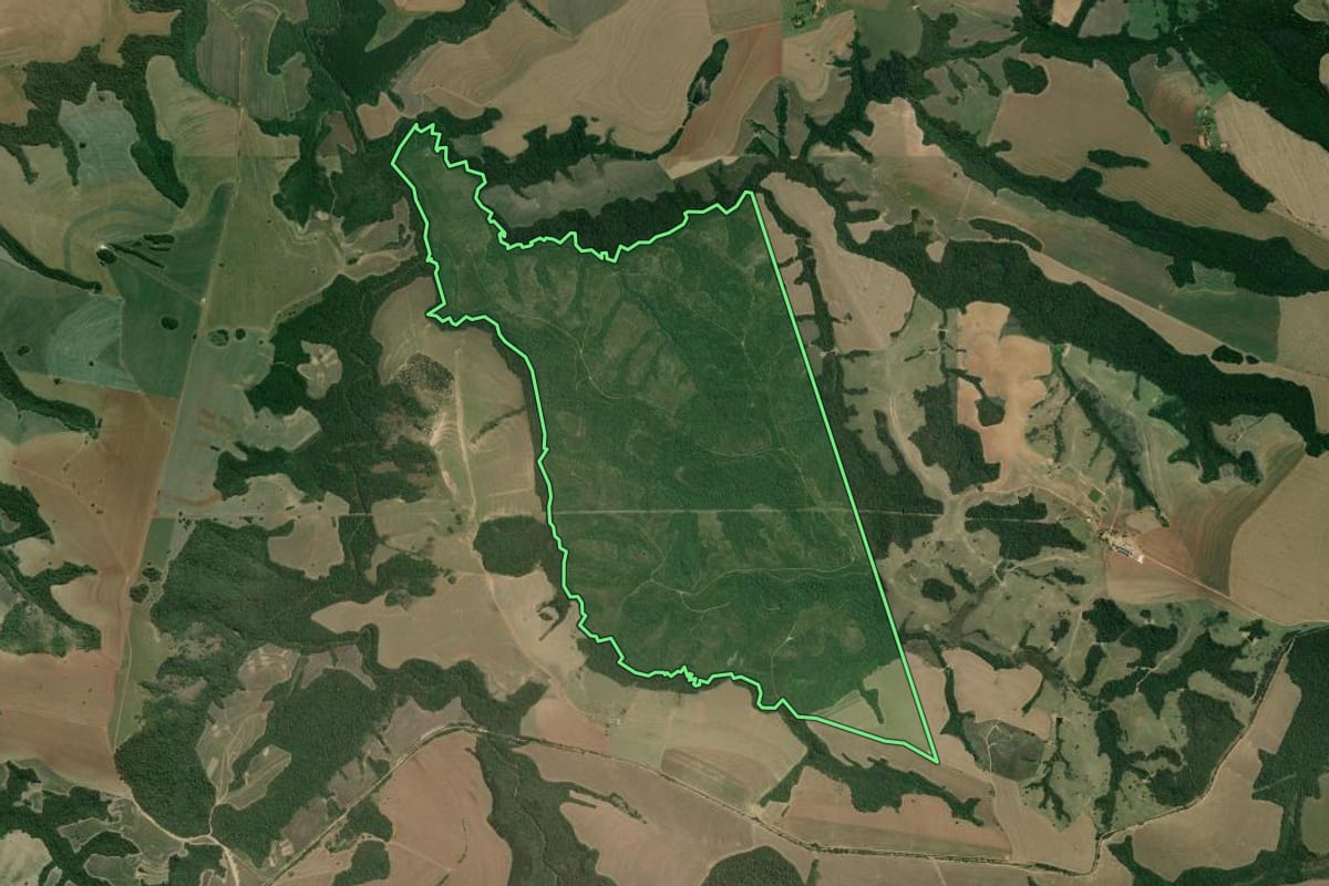 Imagem de satélite do imóvel rural em Itaberá (SP), com o contorno declarado no CAR desenhado por cima.