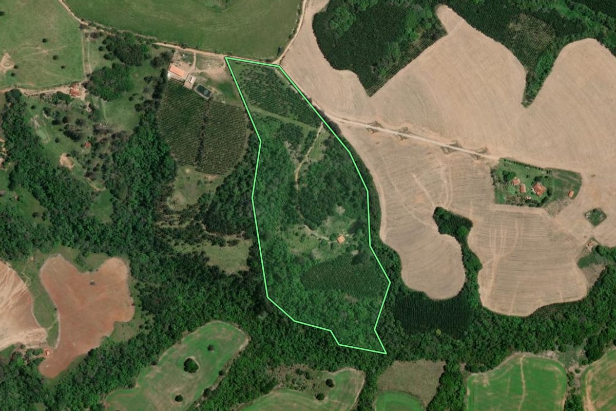 Imagem de satélite do imóvel rural em Itaberá (SP), com o contorno declarado no CAR desenhado por cima.