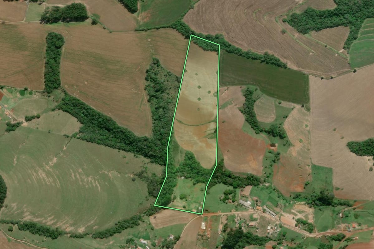 Imagem de satélite do imóvel rural em Itaberá (SP), com o contorno declarado no CAR desenhado por cima.