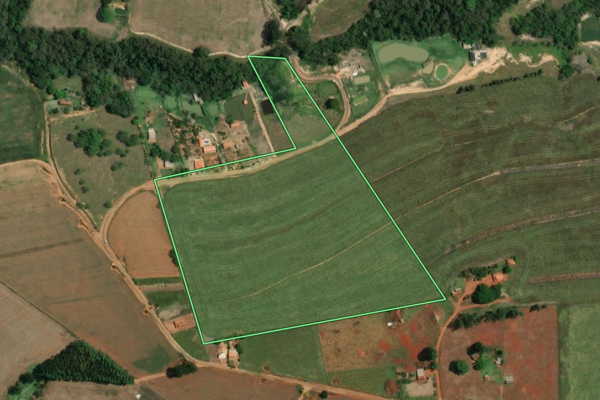 Imagem de satélite do imóvel rural em Itaberá (SP), com o contorno declarado no CAR desenhado por cima.