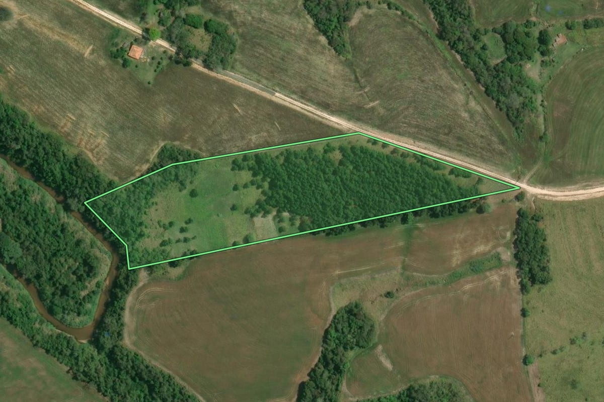 Imagem de satélite do imóvel rural em Itaberá (SP), com o contorno declarado no CAR desenhado por cima.