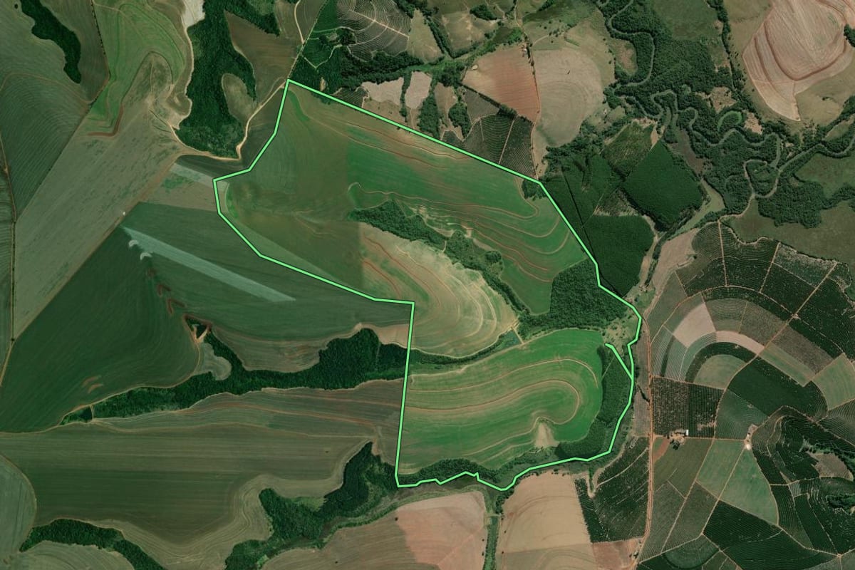 Imagem de satélite do imóvel rural em Itaberá (SP), com o contorno declarado no CAR desenhado por cima.
