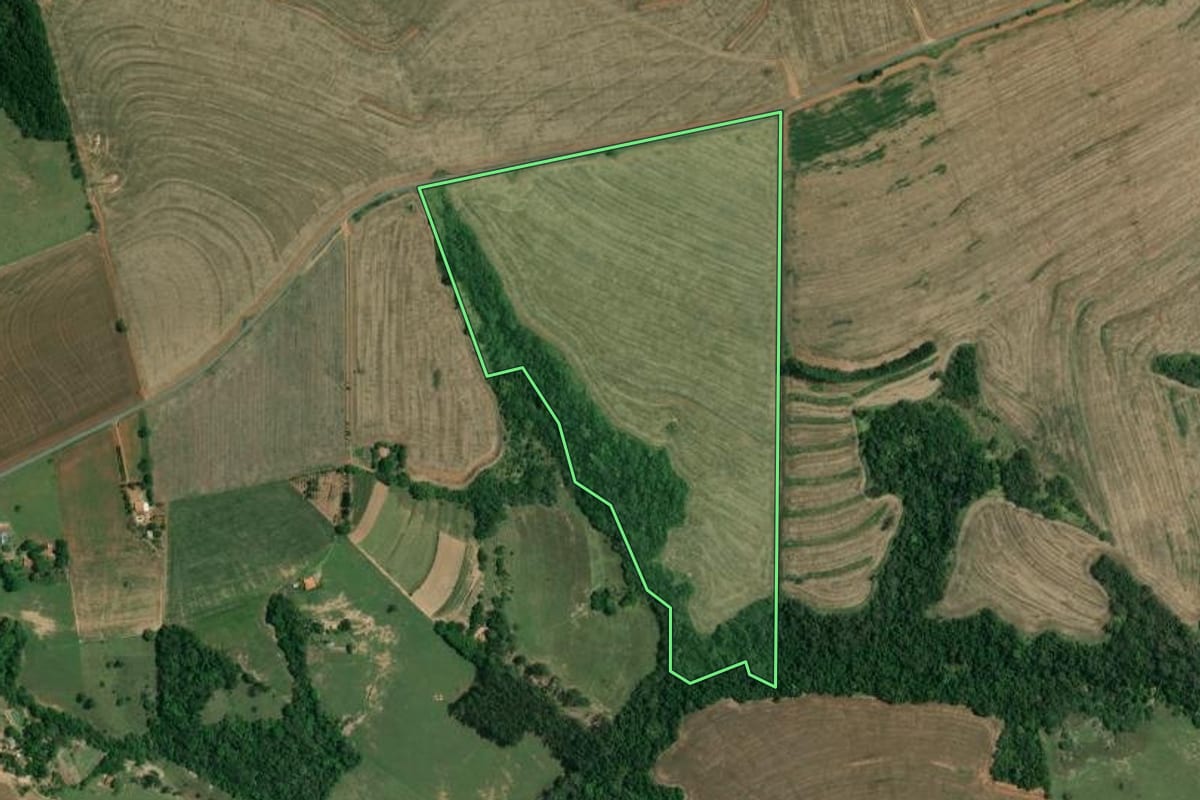 Imagem de satélite do imóvel rural em Itaberá (SP), com o contorno declarado no CAR desenhado por cima.