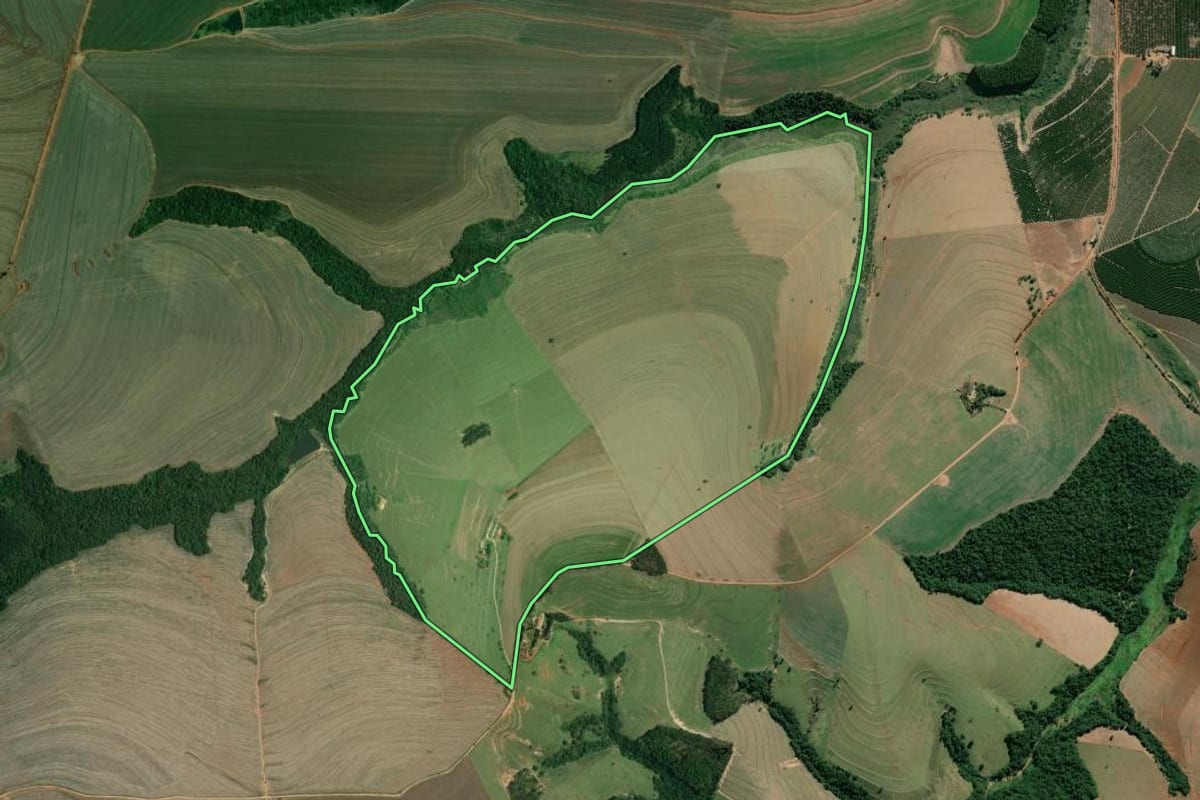 Imagem de satélite do imóvel rural em Itaberá (SP), com o contorno declarado no CAR desenhado por cima.