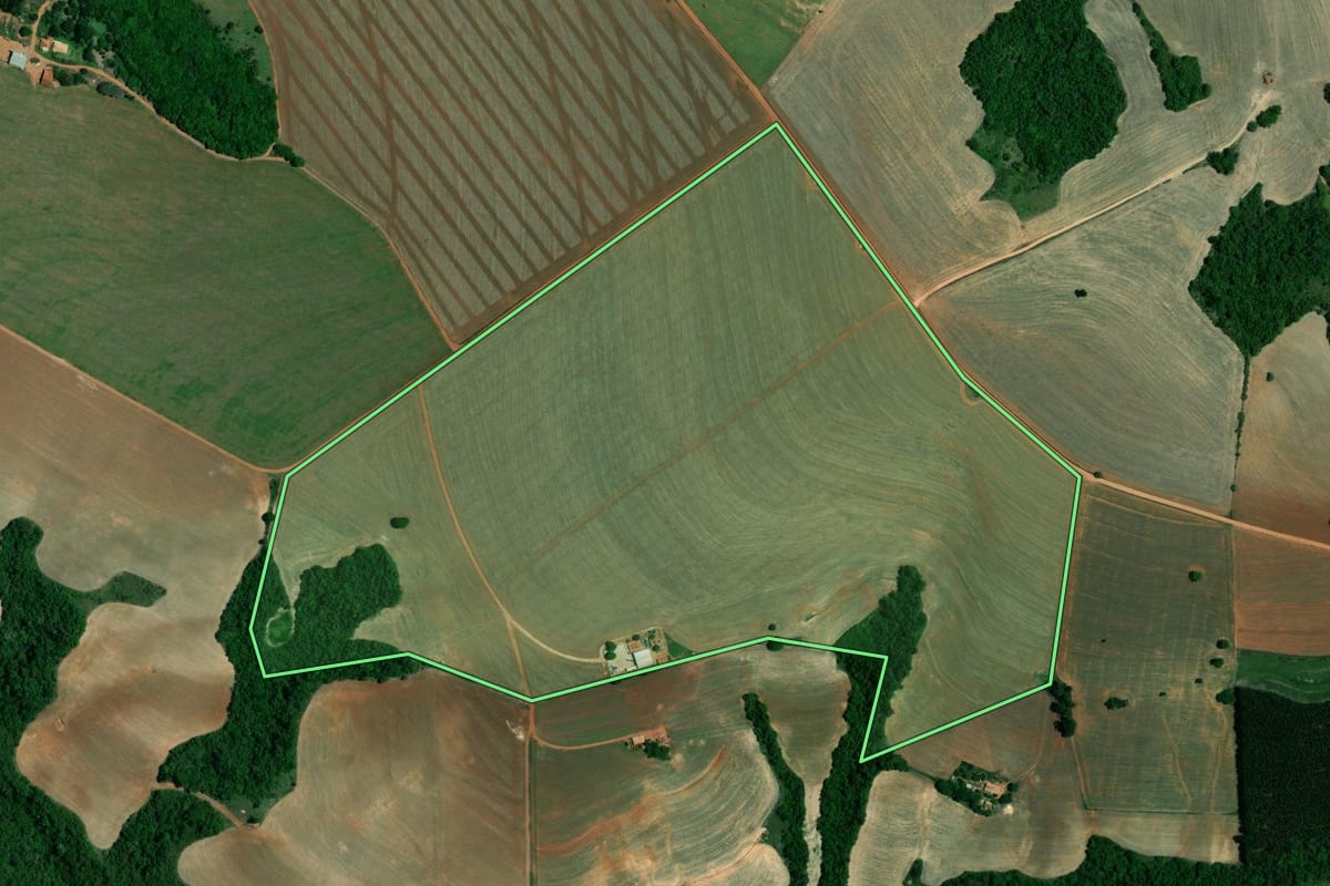 Imagem de satélite do imóvel rural em Itaberá (SP), com o contorno declarado no CAR desenhado por cima.