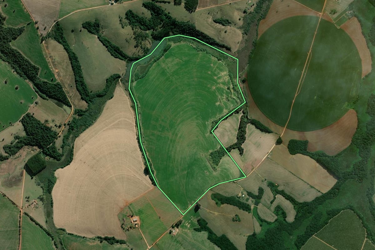 Imagem de satélite do imóvel rural em Itaberá (SP), com o contorno declarado no CAR desenhado por cima.