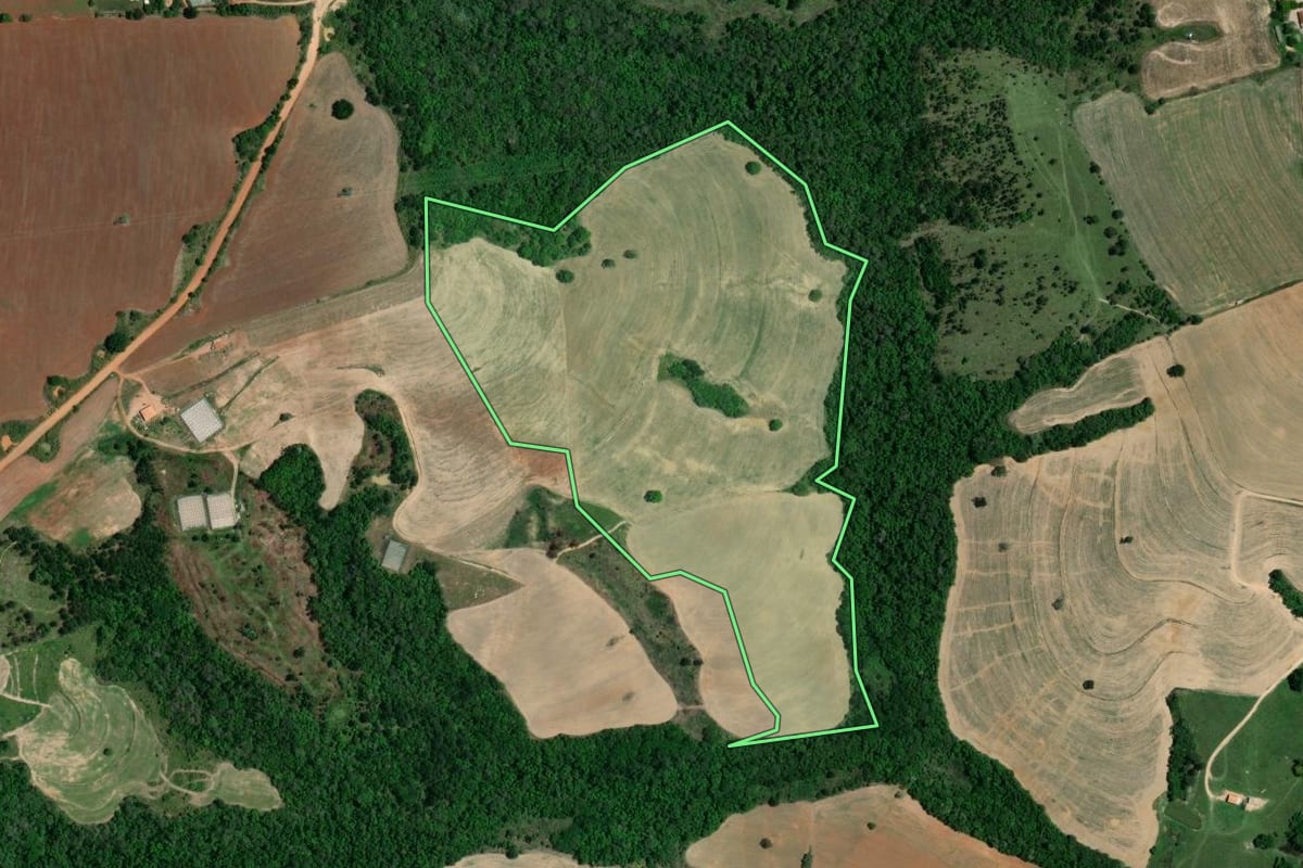 Imagem de satélite do imóvel rural em Itaberá (SP), com o contorno declarado no CAR desenhado por cima.