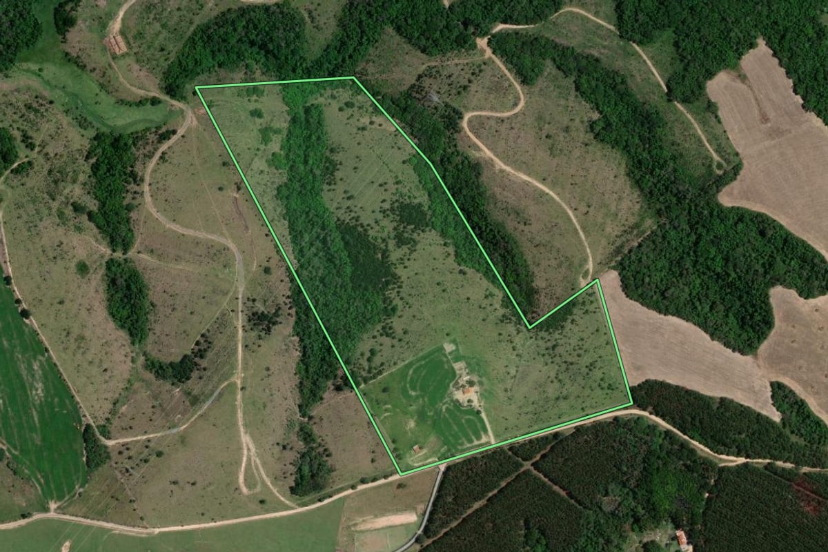 Imagem de satélite do imóvel rural em Itaberá (SP), com o contorno declarado no CAR desenhado por cima.