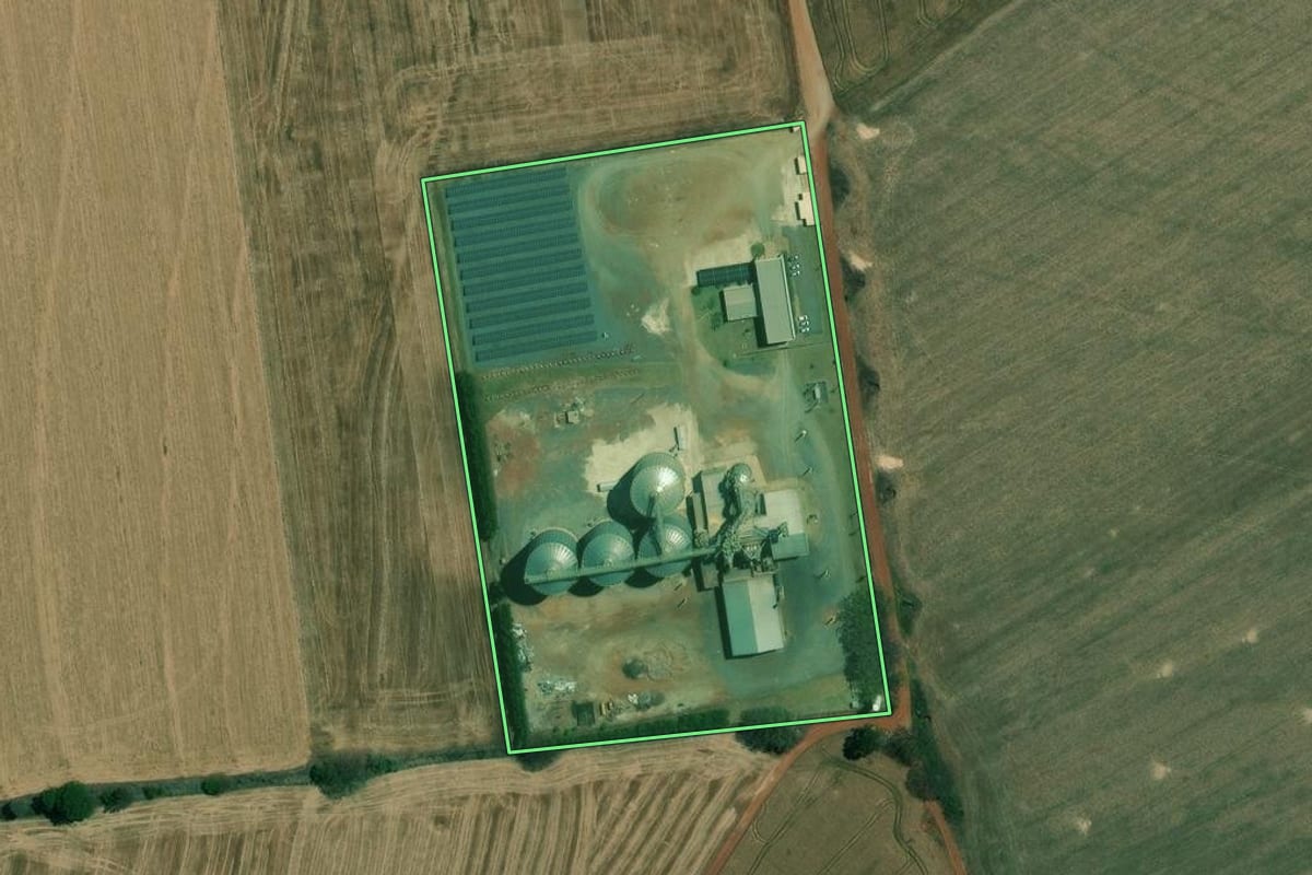 Imagem de satélite do imóvel rural em Itaberá (SP), com o contorno declarado no CAR desenhado por cima.
