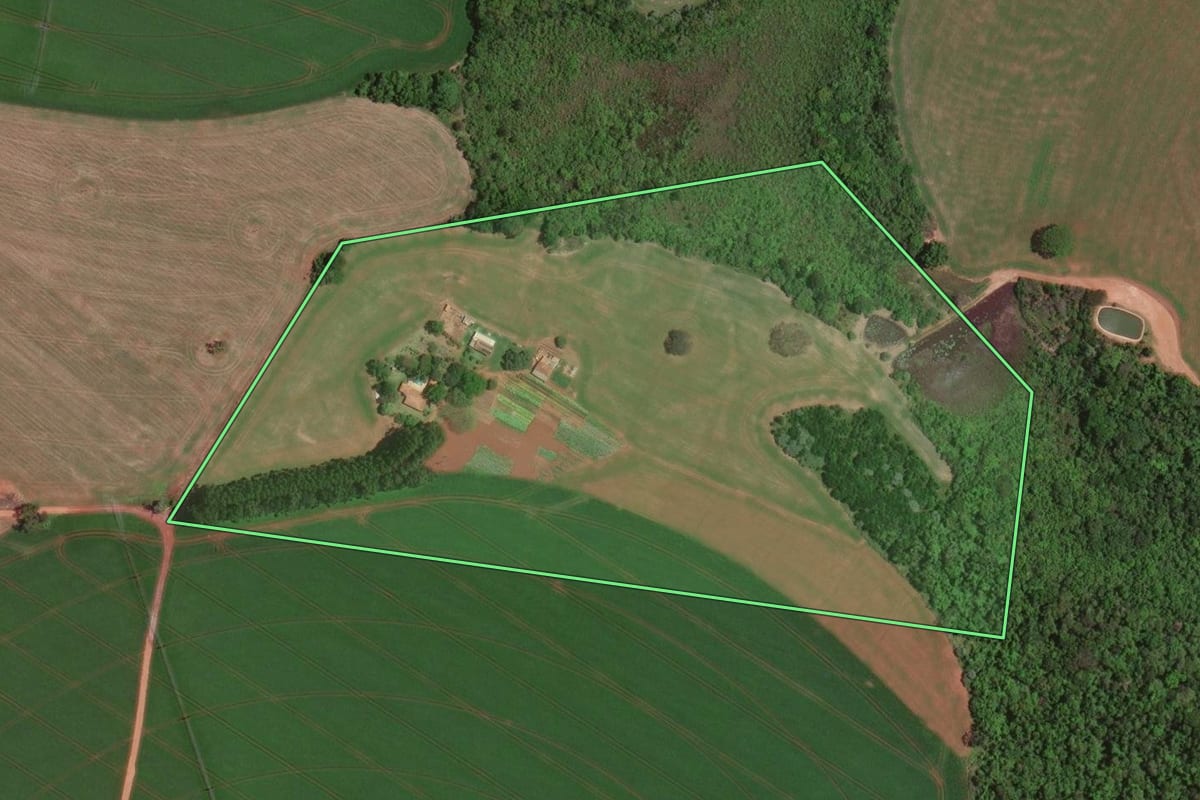 Imagem de satélite do imóvel rural em Itaberá (SP), com o contorno declarado no CAR desenhado por cima.
