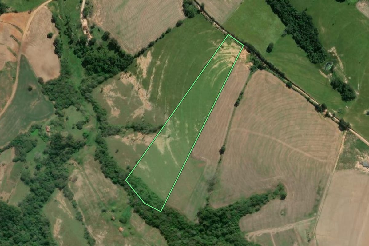 Imagem de satélite do imóvel rural em Itaberá (SP), com o contorno declarado no CAR desenhado por cima.