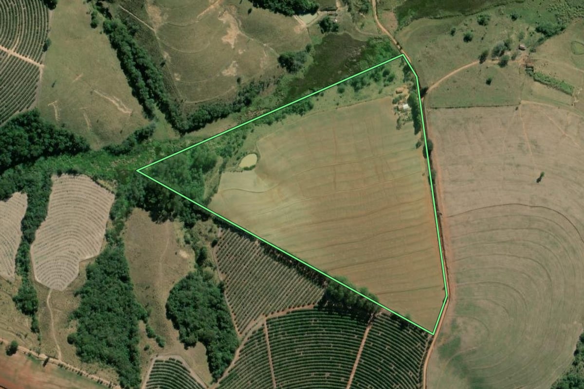 Imagem de satélite do imóvel rural em Itaberá (SP), com o contorno declarado no CAR desenhado por cima.