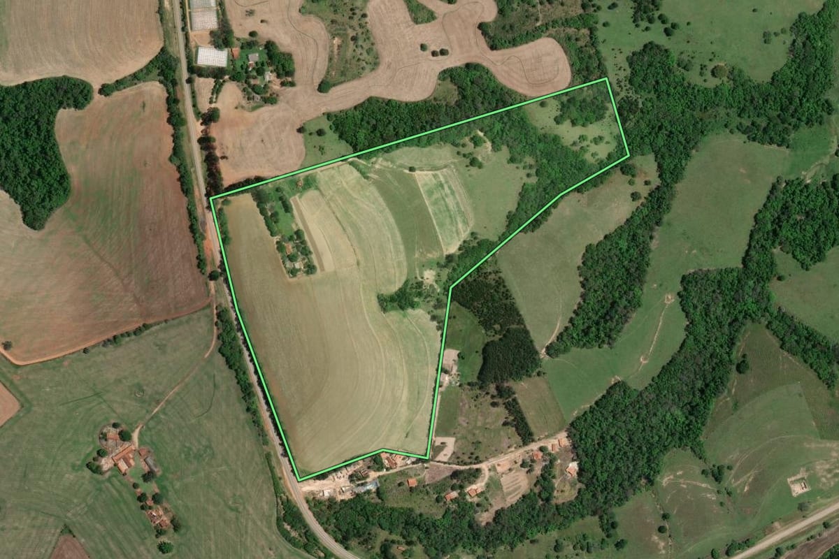 Imagem de satélite do imóvel rural em Itaberá (SP), com o contorno declarado no CAR desenhado por cima.
