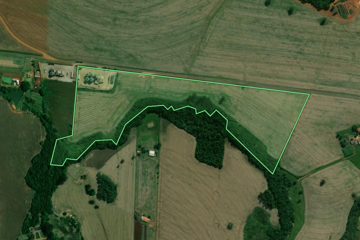 Imagem de satélite do imóvel rural em Itaberá (SP), com o contorno declarado no CAR desenhado por cima.