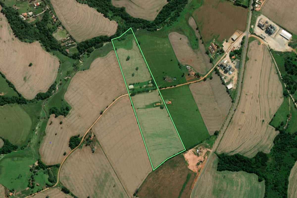 Imagem de satélite do imóvel rural em Itaberá (SP), com o contorno declarado no CAR desenhado por cima.