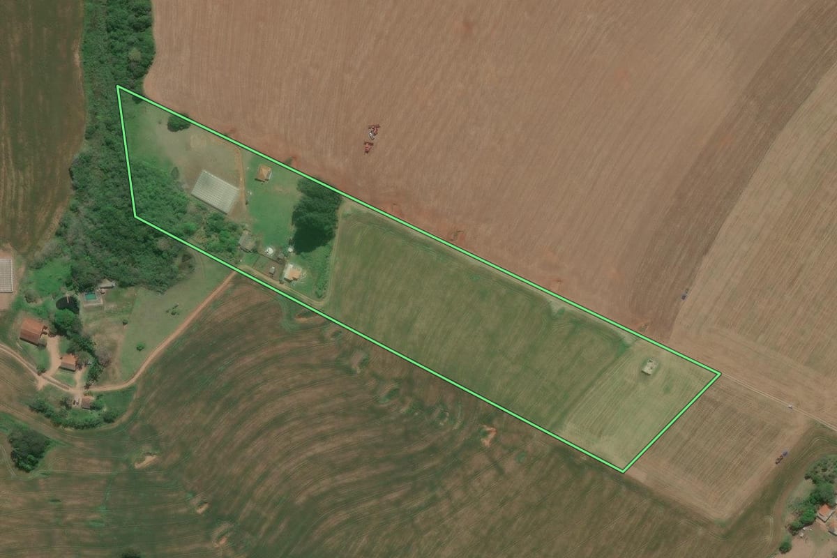 Imagem de satélite do imóvel rural em Itaberá (SP), com o contorno declarado no CAR desenhado por cima.