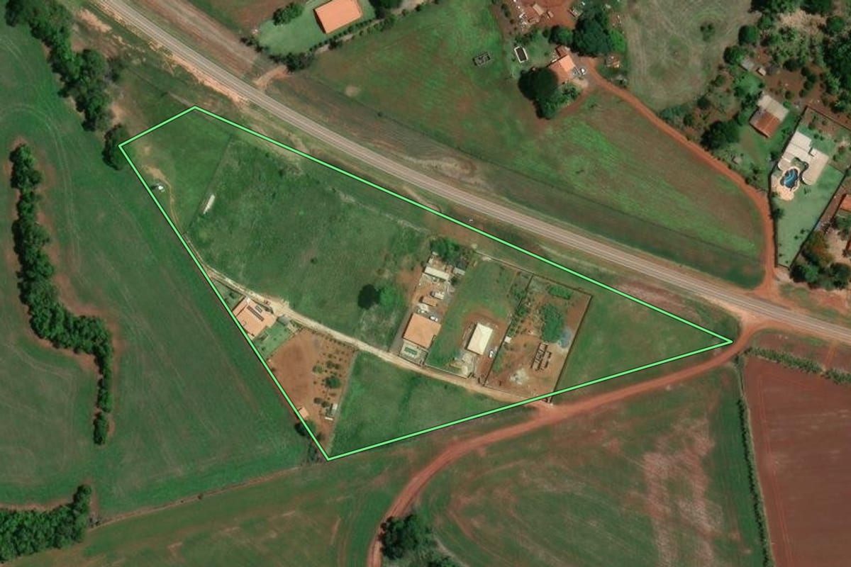 Imagem de satélite do imóvel rural em Itaberá (SP), com o contorno declarado no CAR desenhado por cima.